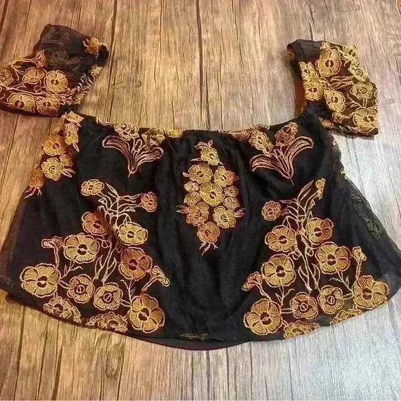 The Hanger Off The Shoulder Lace Crop Top Size L Embroidered Boho Chic - Picture 2 of 3